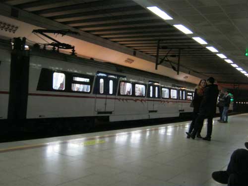 داخل یکی از ایستگاه های متروی ازمیر