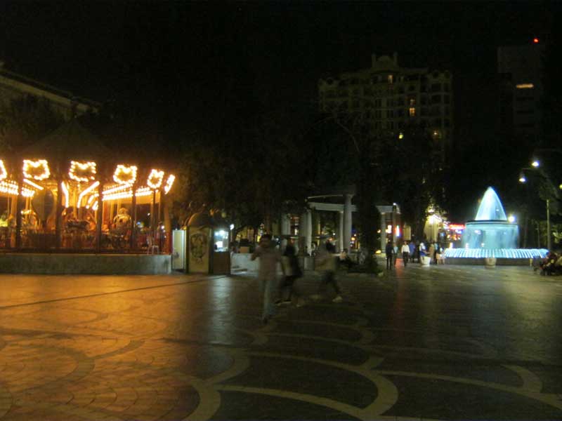 میدان فواره باکو در شب