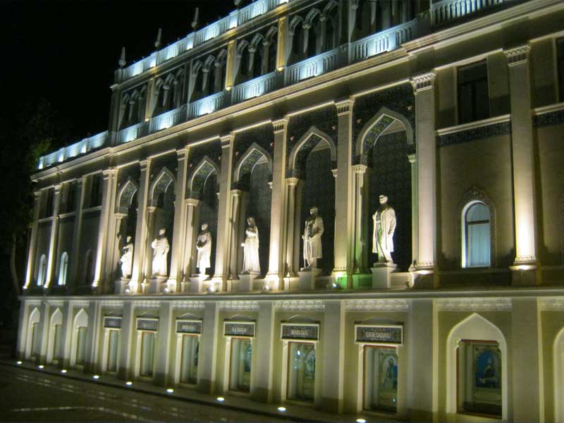 ساختمانی زیبا در نزدیکی میدان فواره باکو که مجسمه شاعران و نویسندگان نامدار همچون نظامی در آن بنا شده است.