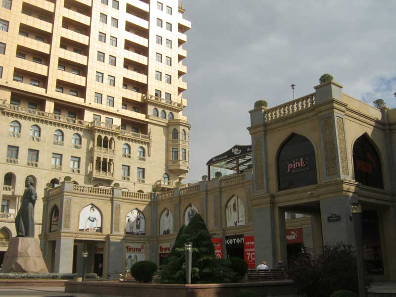 ساختمانی در نزدیکی خیابان نظامی باکو