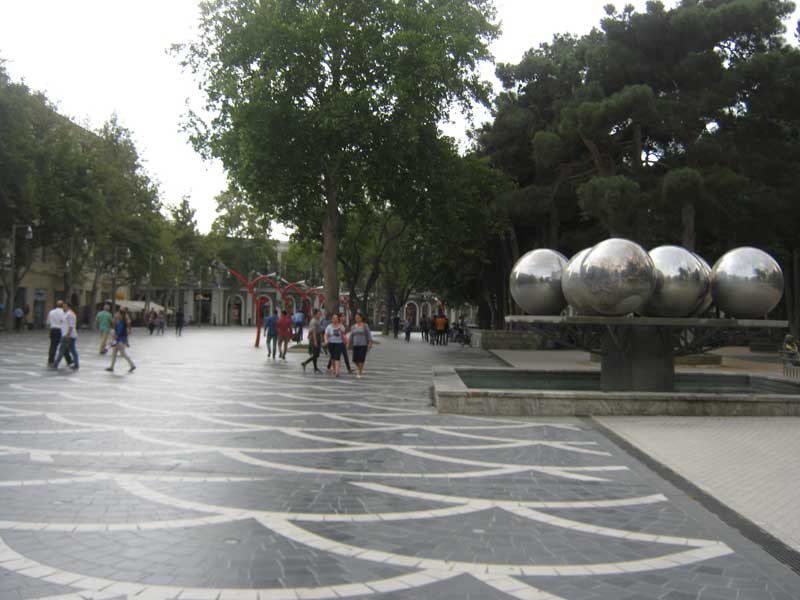 میدان فواره باکو در روز