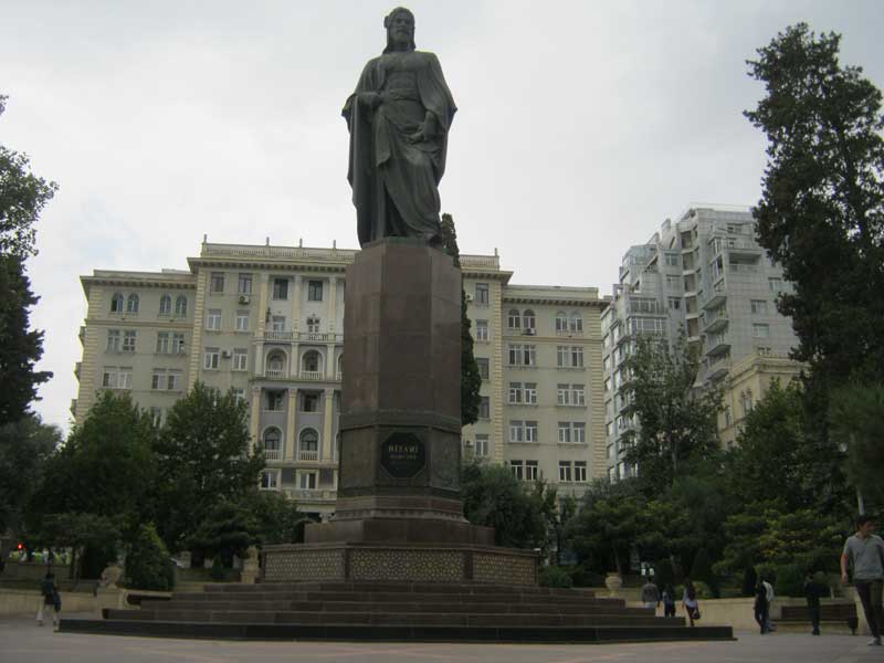 مجسمه نظامی گنجوی در پارکی نزدیک میدان فواره
