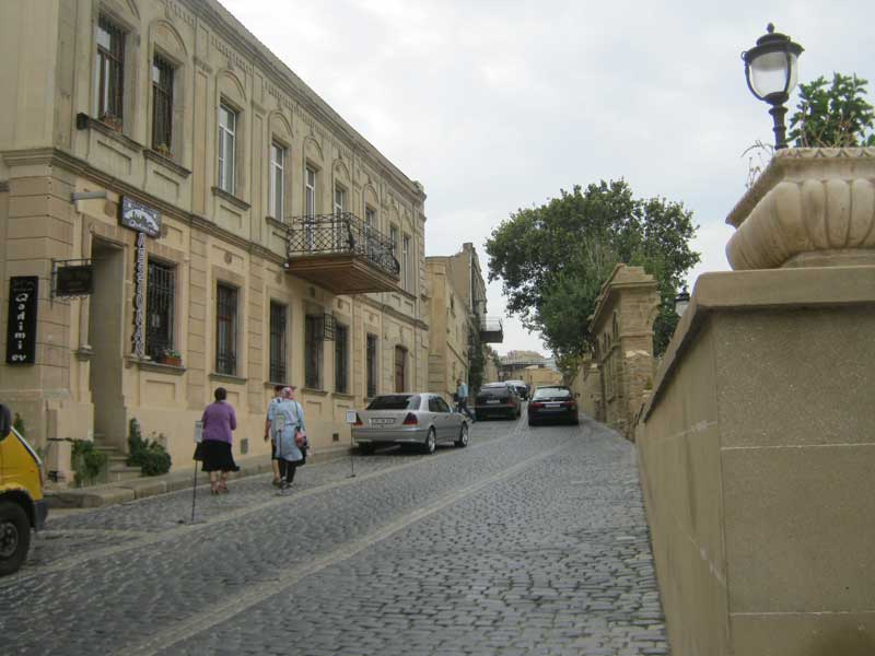 نمایی از خیابان های سنگ فرش شهر قدیمی باکو