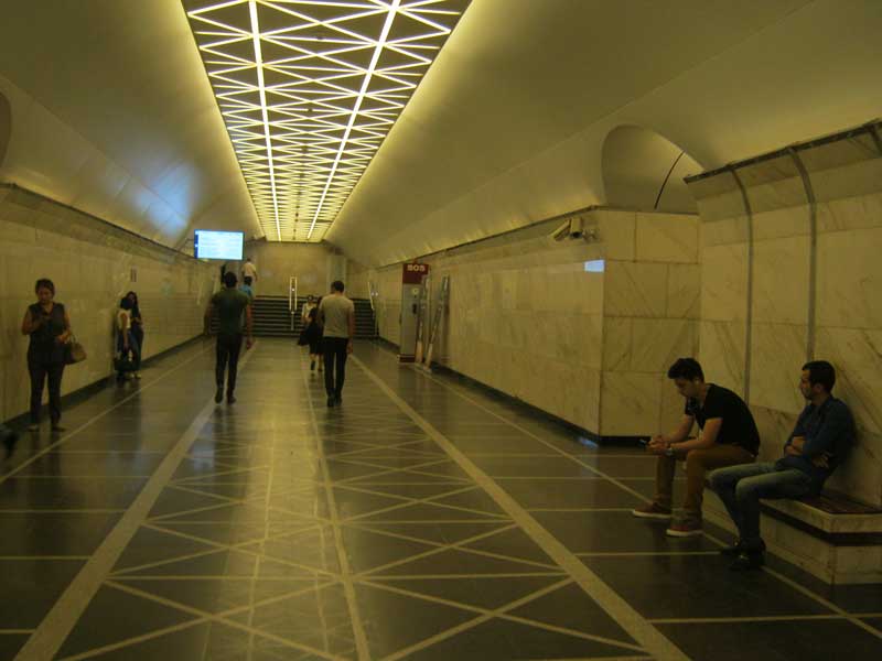 داخل یکی از ایستگاه های مترو باکو