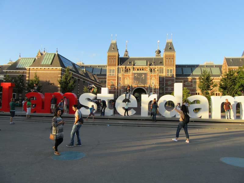 تبلیغ کارت های I Amsterdam در میدان موزه آمستردام